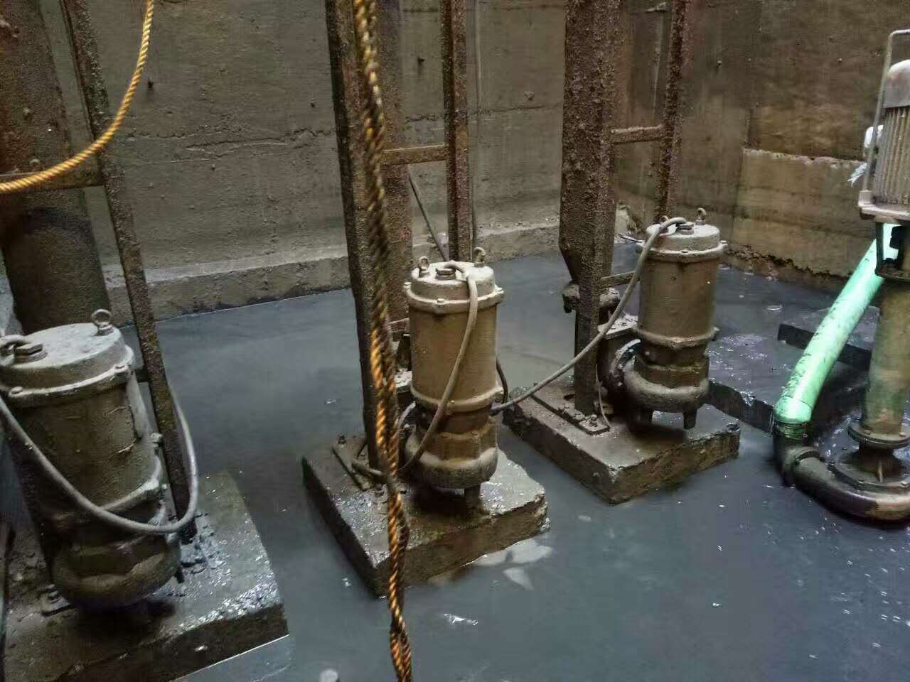 阳朔污水池清理