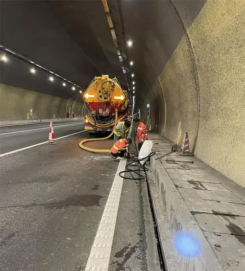 阳朔隧道排水渠清淤